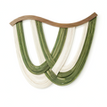 Tenture murale macramé 100 cm en coton vert ivoire avec support en bois ondulé