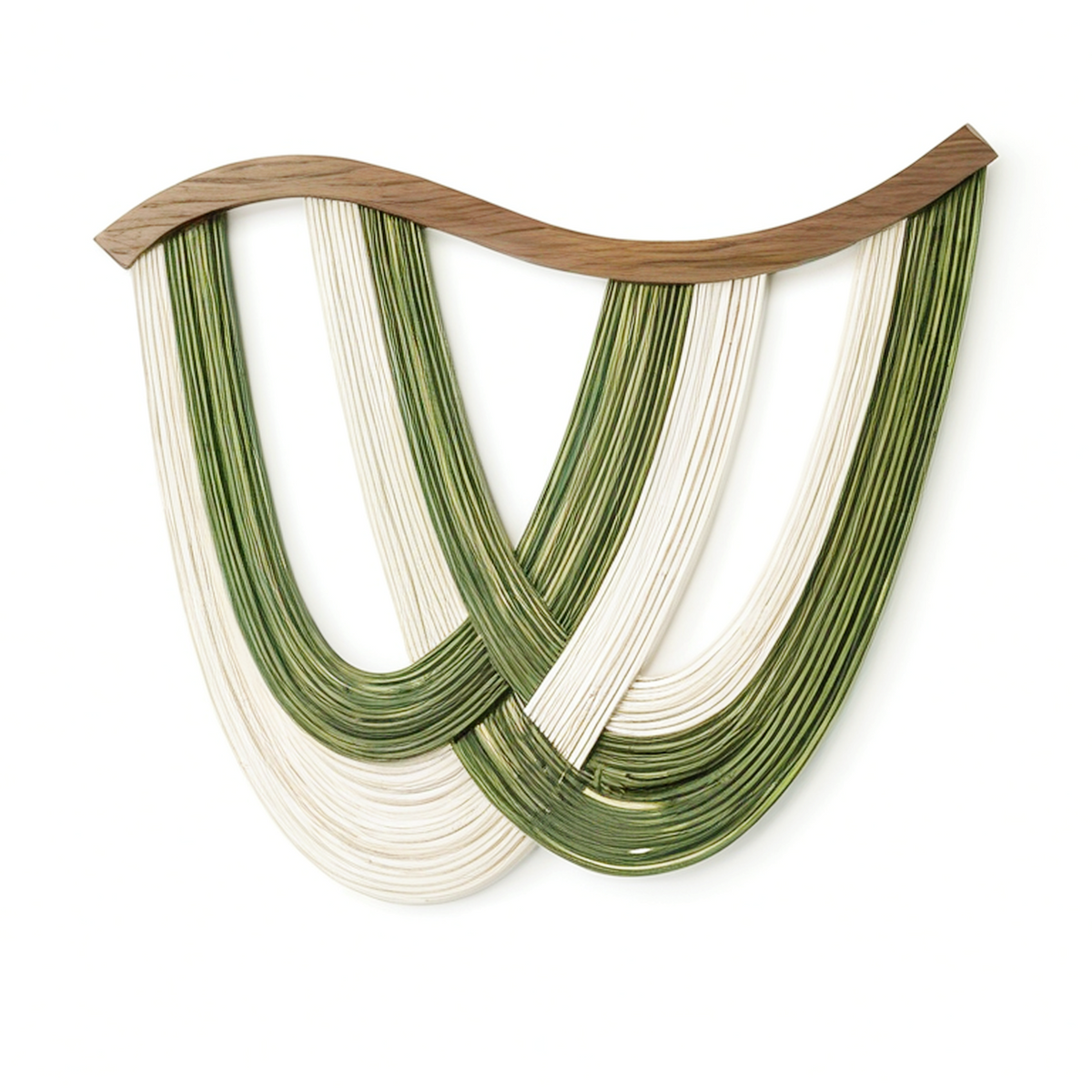 Tenture murale macramé 100 cm en coton vert ivoire avec support en bois ondulé