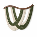 Tenture murale macramé 100 cm en coton vert ivoire avec support en bois ondulé